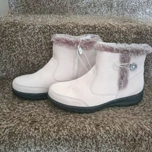 Khombu Women Boots, Size 9 Color Cream